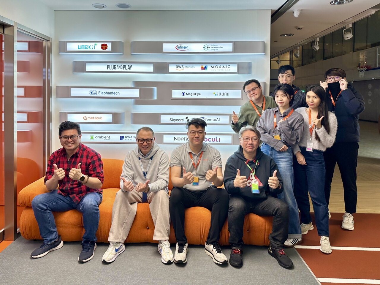BLAKE 與 metabiz 團隊在新創空間合影