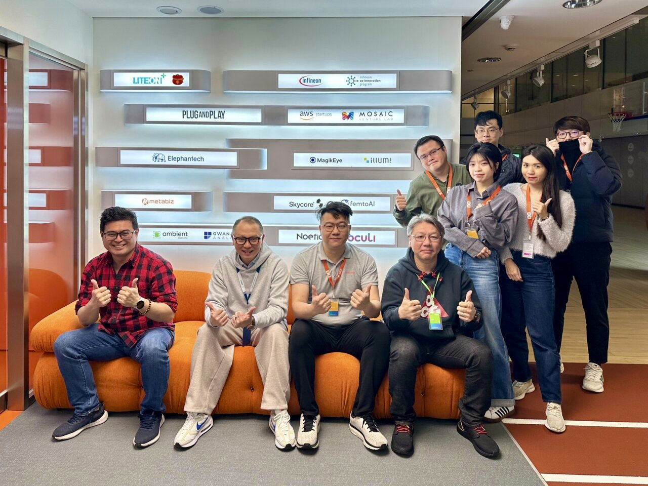 BLAKE 與 metabiz 團隊在 LITEON+ 品牌牆前的合照