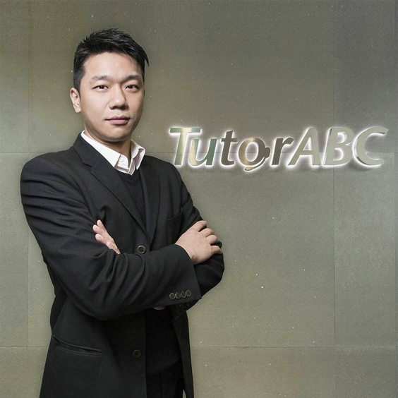 BLAKE 在 TutorABC 品牌牆前的任職照片
