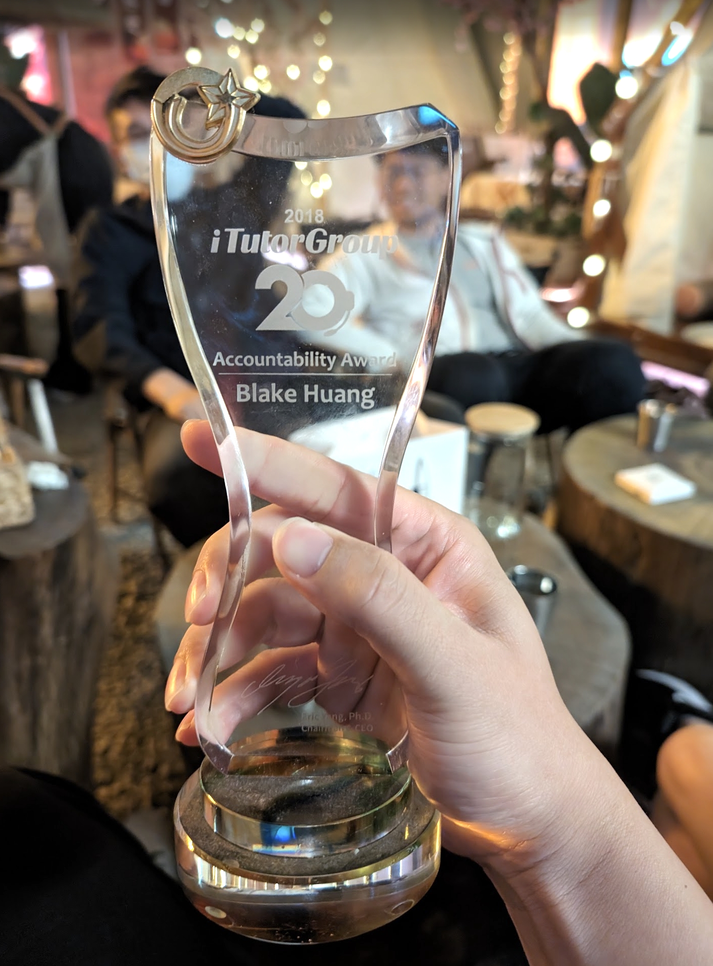 2018 iTutorGroup Accountability Award，獎座刻有 Blake Huang